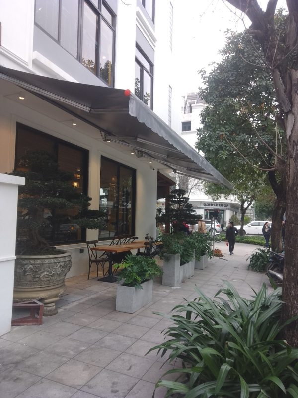 Báo giá mái hiên quay tay rẻ nhất, mẫu mã đẹp, chất lượng 1 Đơn vị thi công lắp đặt mái che xếp thông minh uy tín